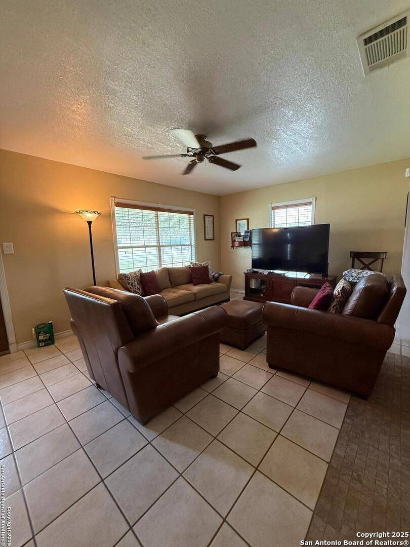 Carrizo Springs, TX 78834,511 9th