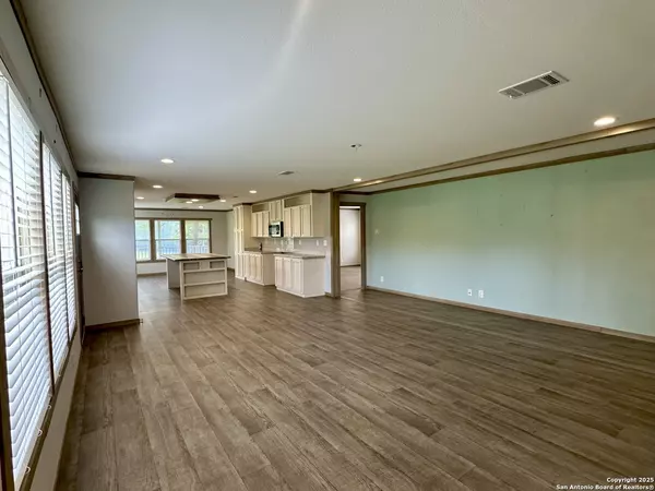 Devine, TX 78016,350 County Road 6752