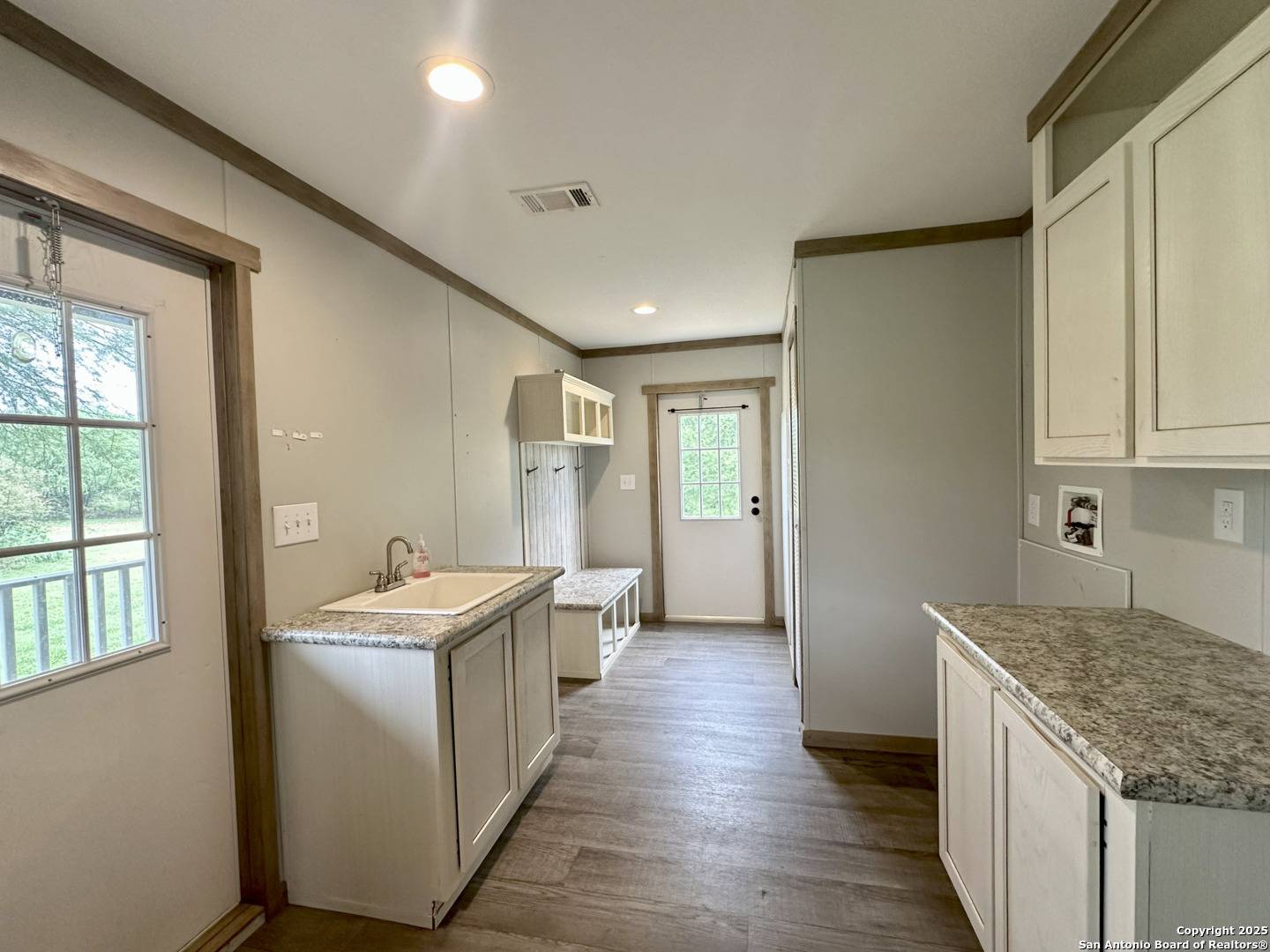 Devine, TX 78016,350 County Road 6752