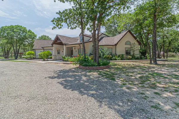 Floresville, TX 78114,323 SHANNON RIDGE DR.