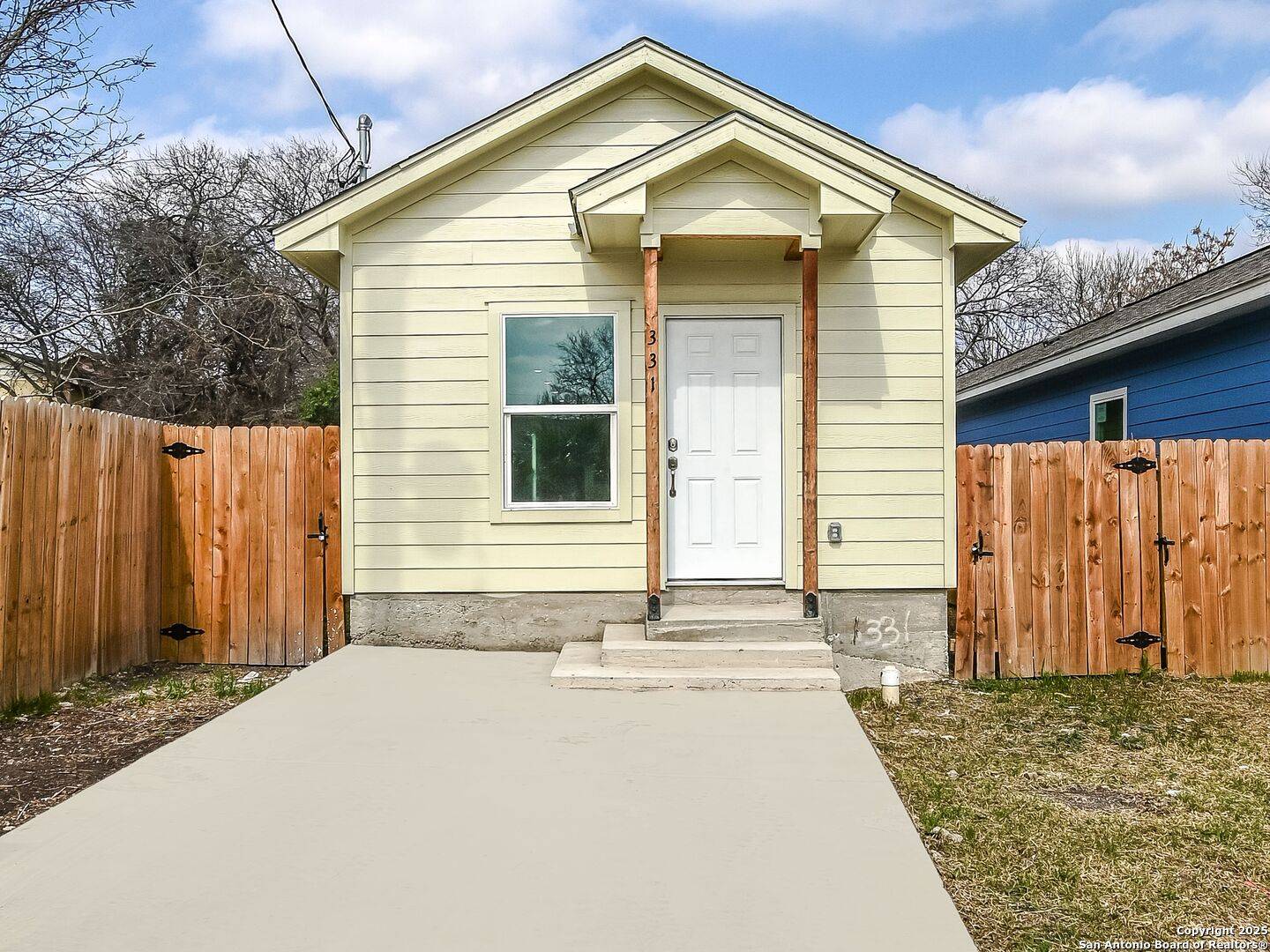 323 Amires Pl, San Antonio, TX 78237