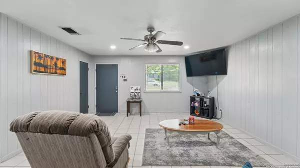 Seguin, TX 78155,937 Elsik