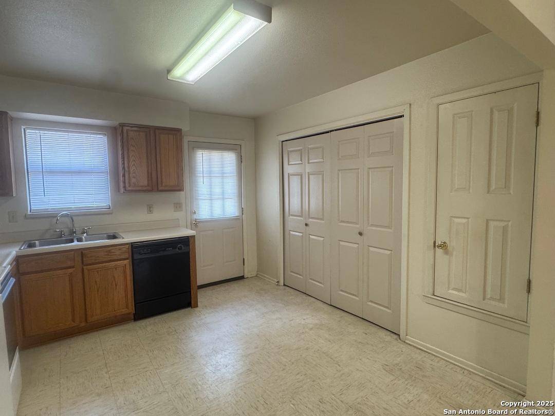 Pleasanton, TX 78064,827 Dallas UNIT A