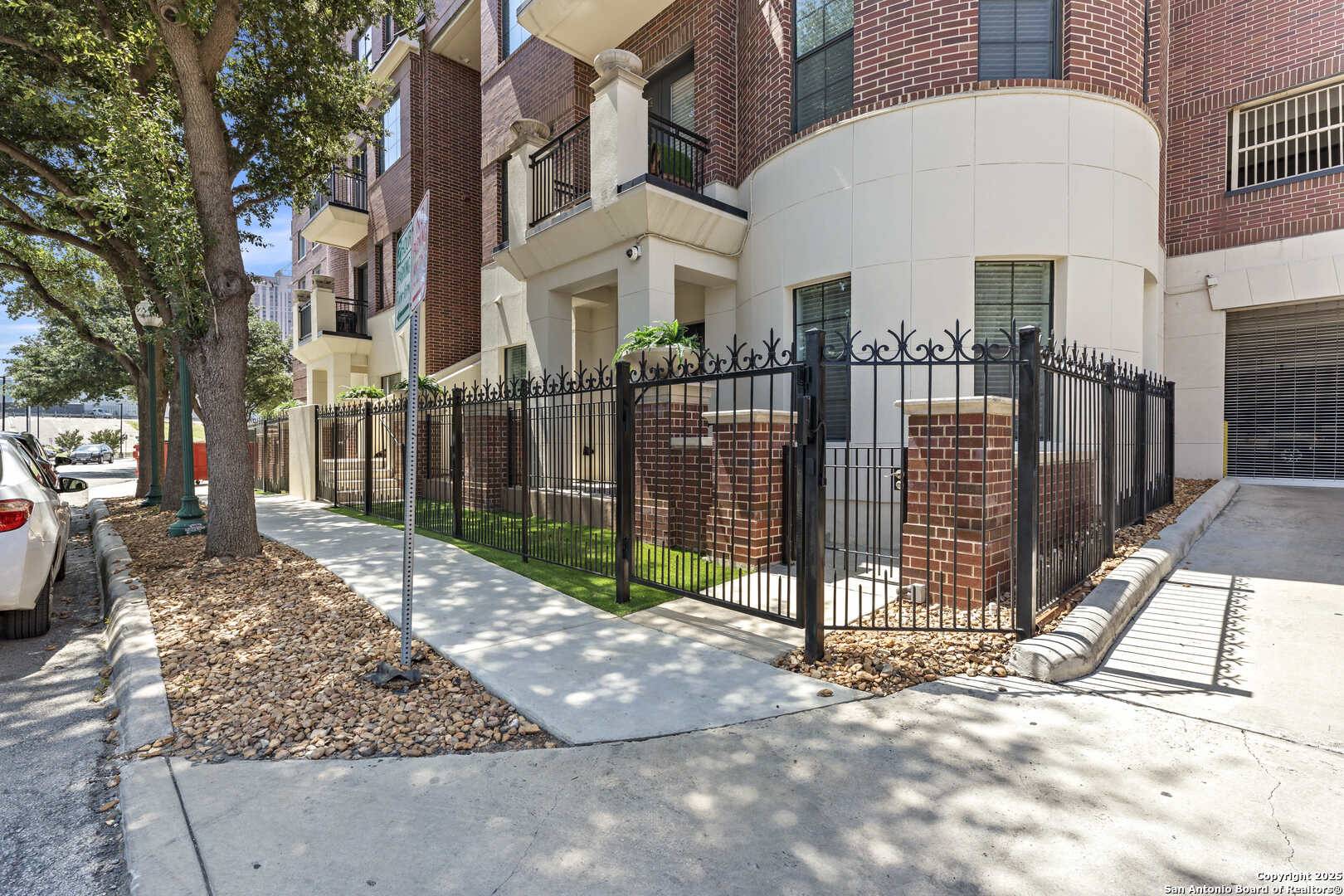 San Antonio, TX 78202,215 Center UNIT APT 1