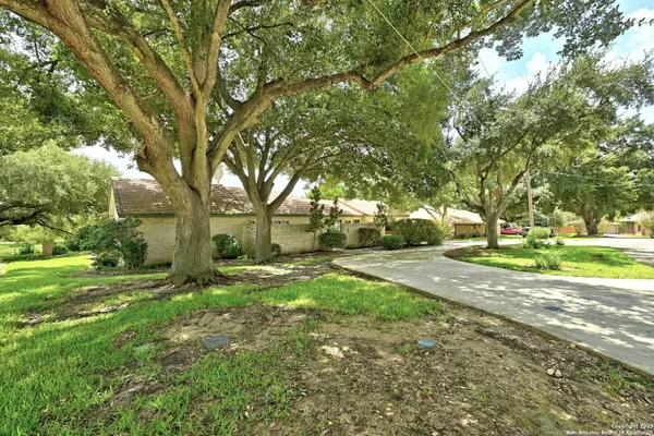 Luling, TX 78648,210 oak creek