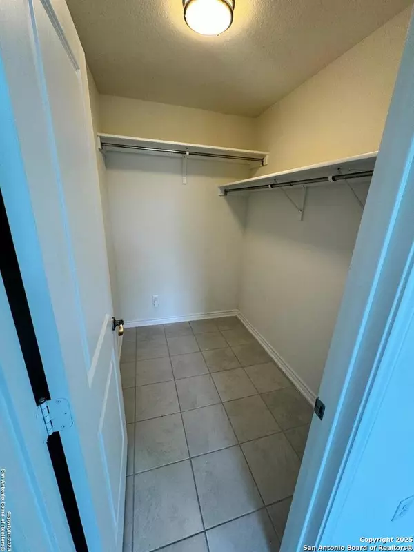 Converse, TX 78109,8517 Barefoot Ln