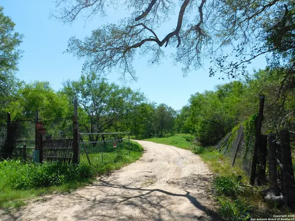 1590 McCauley Rd, Floresville, TX 78114