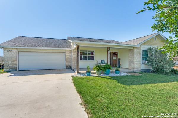 812 Riviere, Falls City, TX 78113