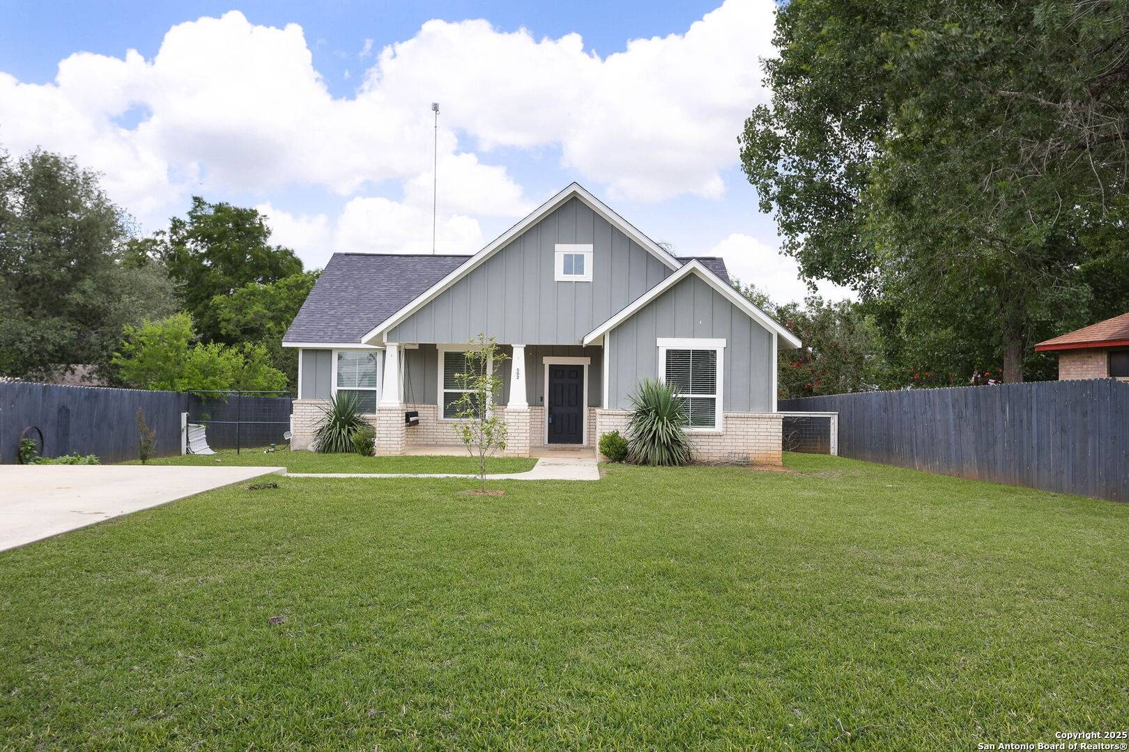 502 8th, Stockdale, TX 78160