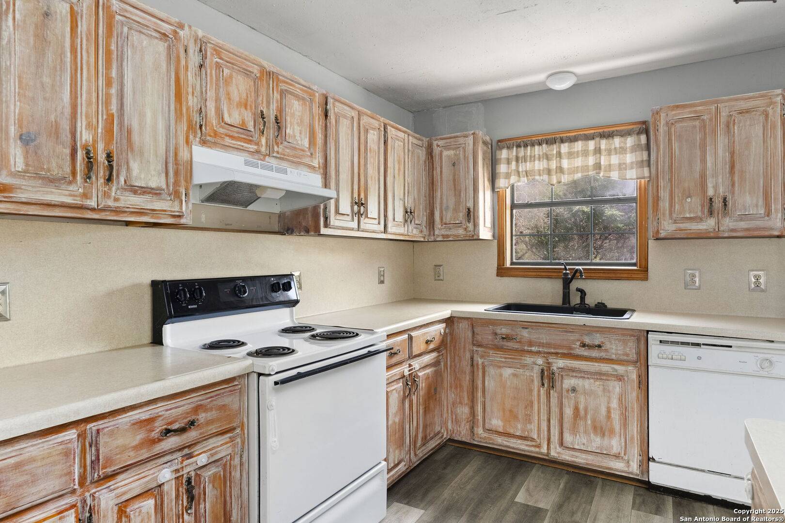Bandera, TX 78003,434 Spur Dr