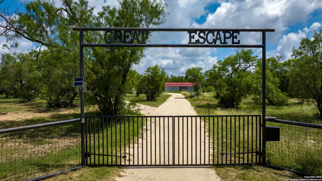 1231 B & R Road, Vanderpool, TX 78885
