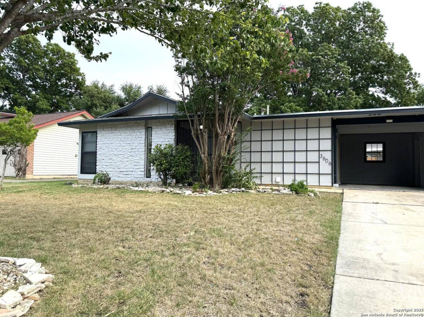 San Antonio, TX 78219,3606 Versailles