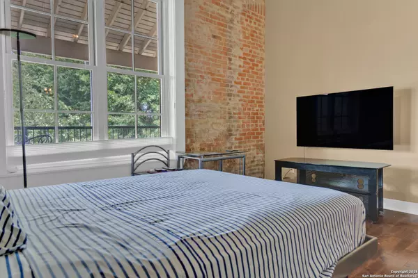 San Antonio, TX 78204,831 S Flores UNIT 1204