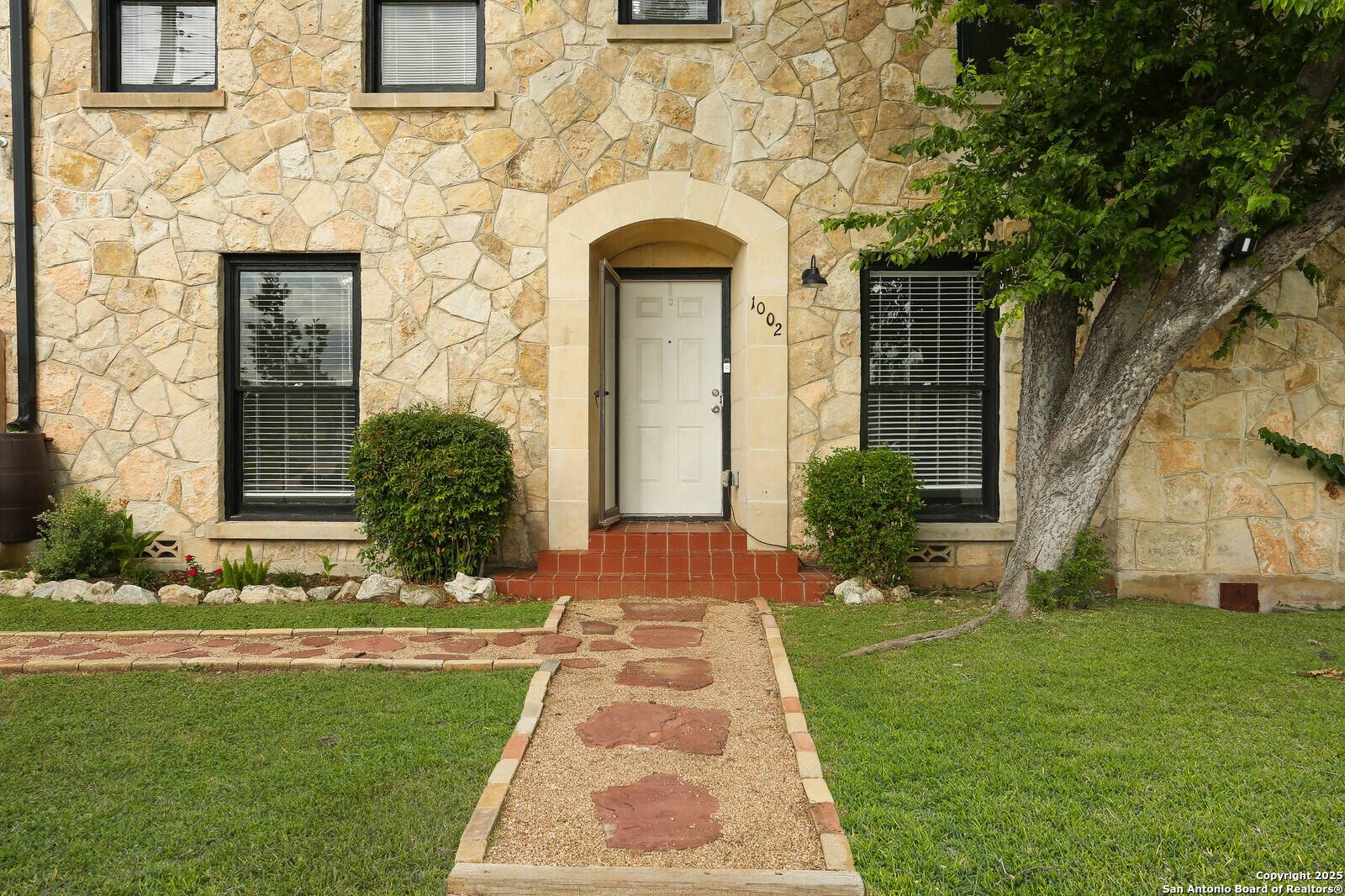 San Antonio, TX 78201,1002 kampmann