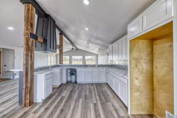 Uvalde, TX 78801,121 CR 367