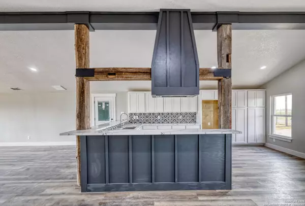 Uvalde, TX 78801,121 CR 367