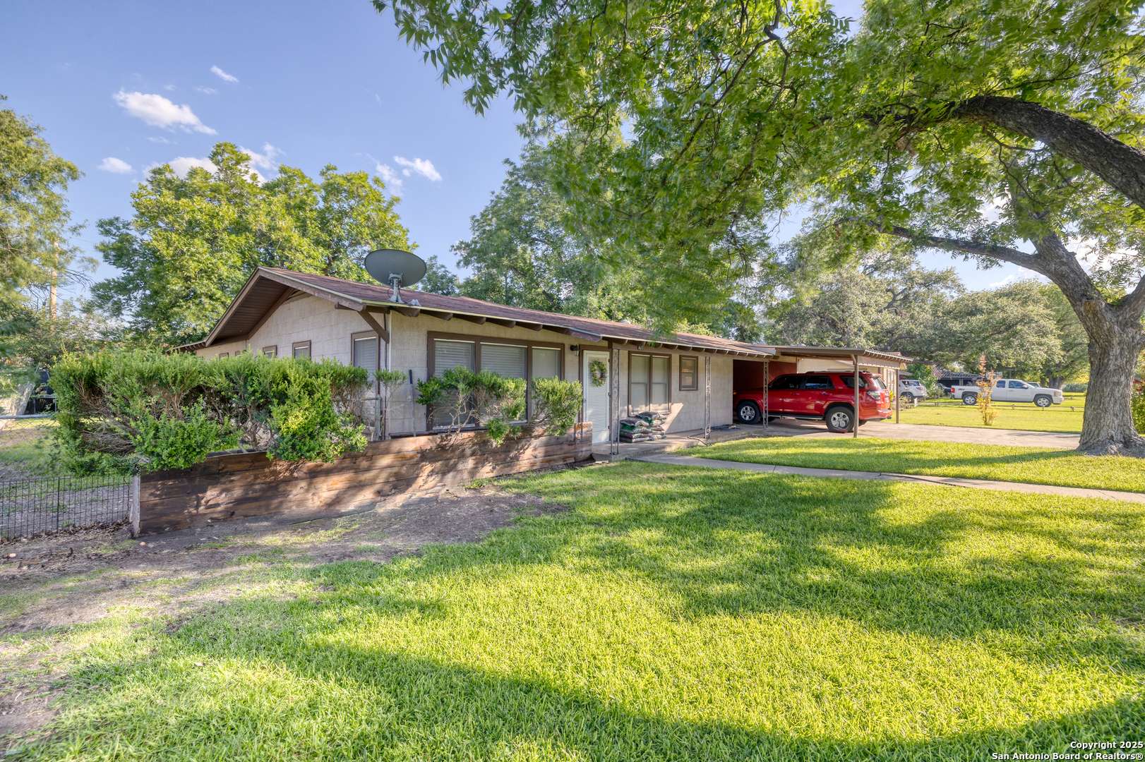 Uvalde, TX 78801,827 Nopal