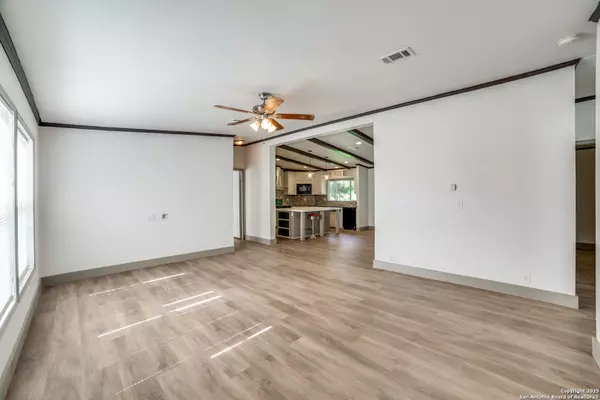 Devine, TX 78016,830 County Road 6751