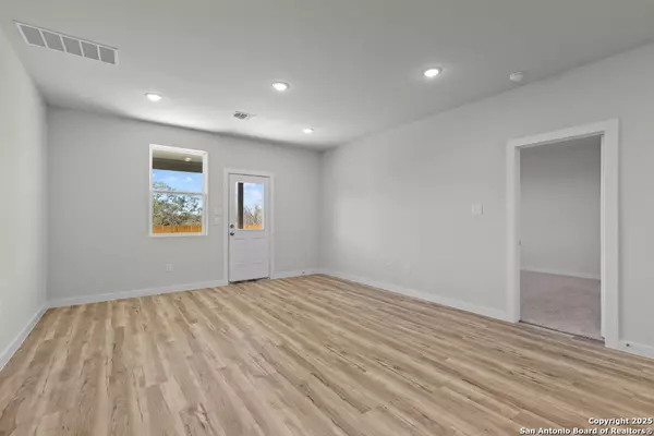 San Antonio, TX 78214,9982 Forestier Grn