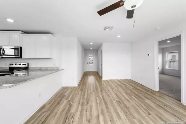 Lytle, TX 78052,16132 Farmer