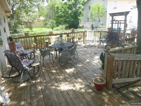 Floresville, TX 78114,1121 Plum