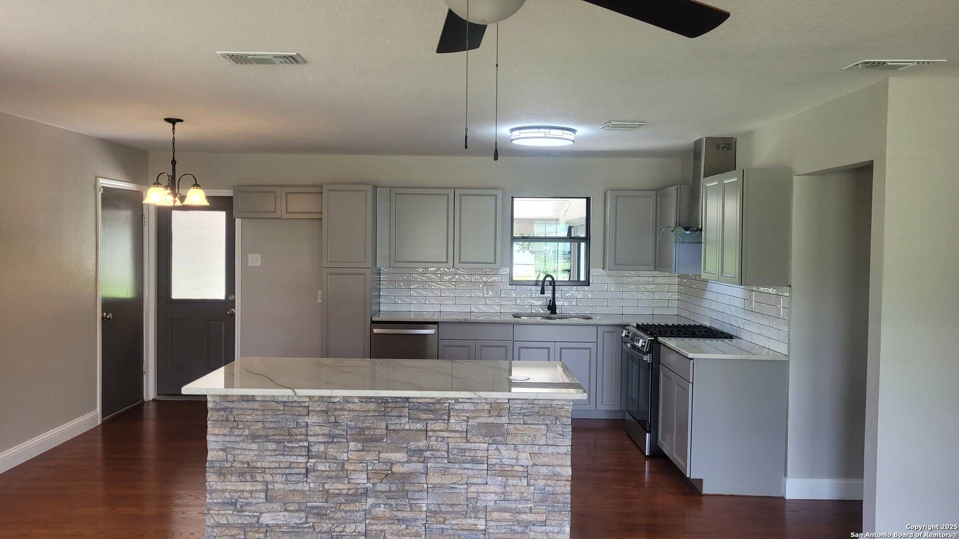 Schertz, TX 78154,821 Curtiss