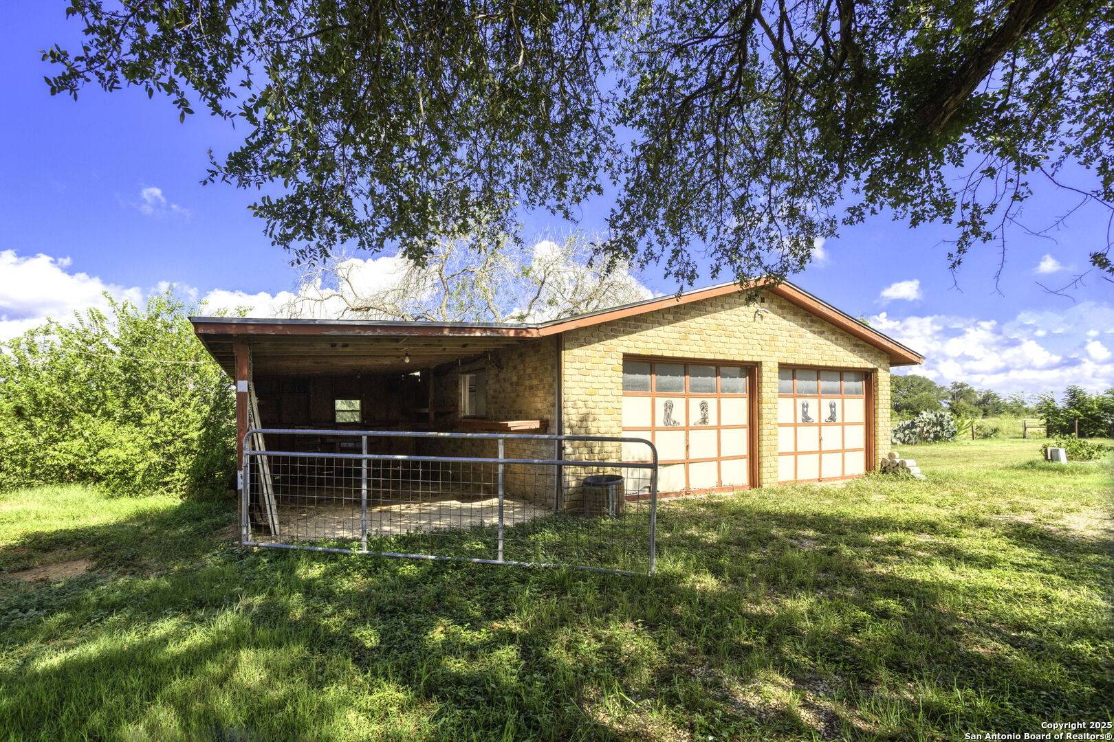 La Vernia, TX 78121,325 County Road 327