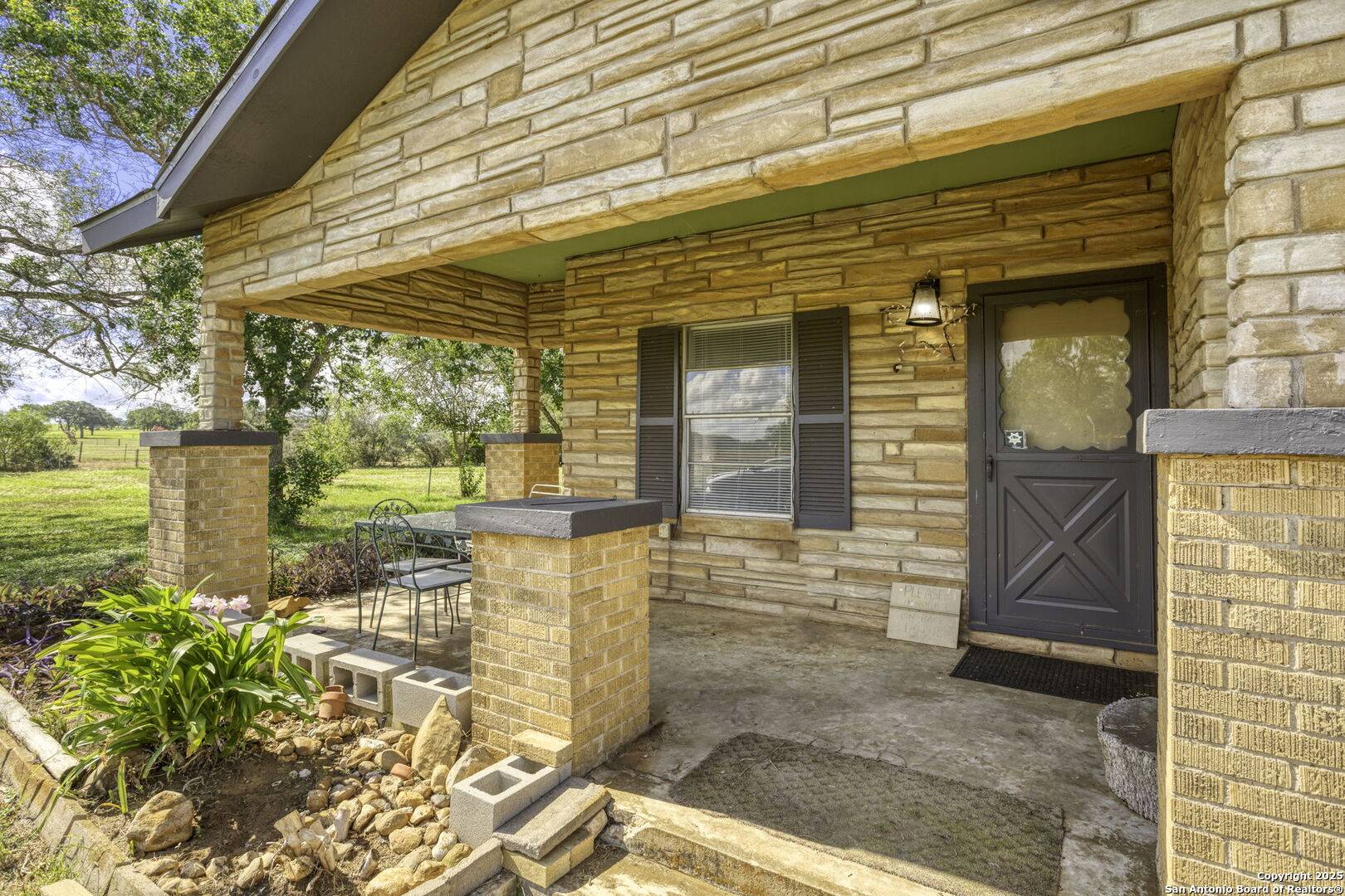 La Vernia, TX 78121,325 County Road 327