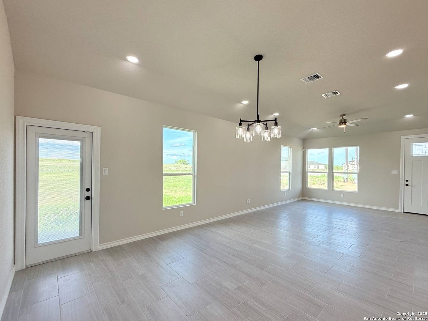 144 Camino Verde Ct, La Vernia, TX 78121