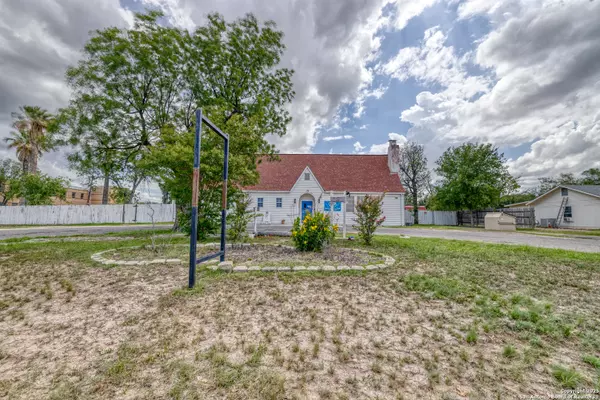 1007 Getty St, Uvalde, TX 78801
