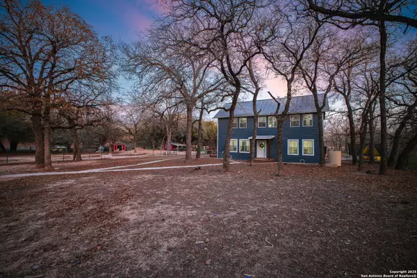 227 Shady Oaks Dr, Floresville, TX 78114-9340