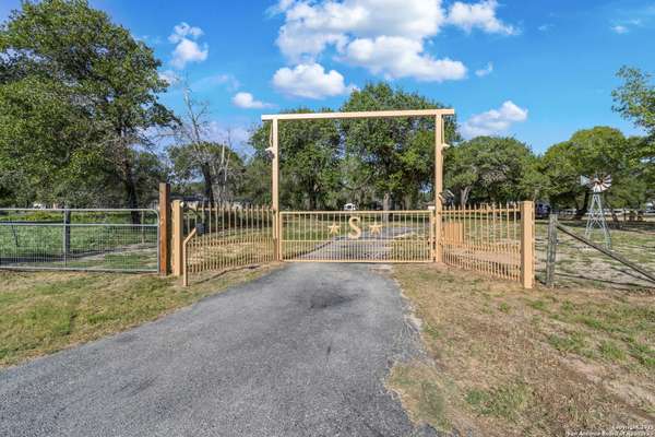 1843 Burr Oak, Adkins, TX 78101