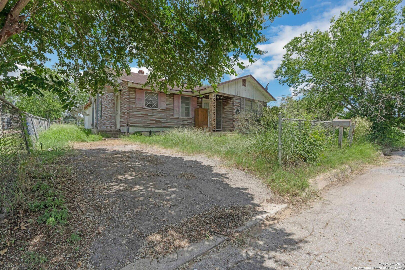 1106 Plum, Floresville, TX 78114