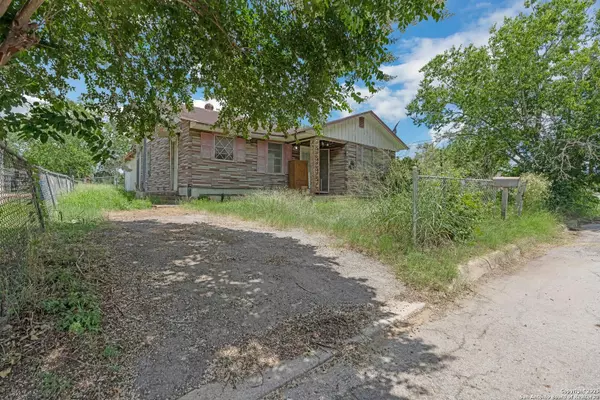 1106 Plum, Floresville, TX 78114