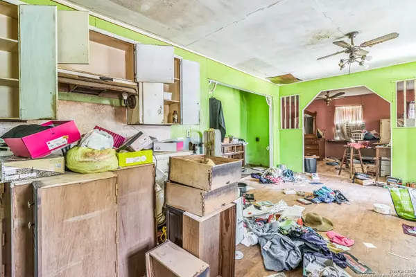 Floresville, TX 78114,1106 Plum