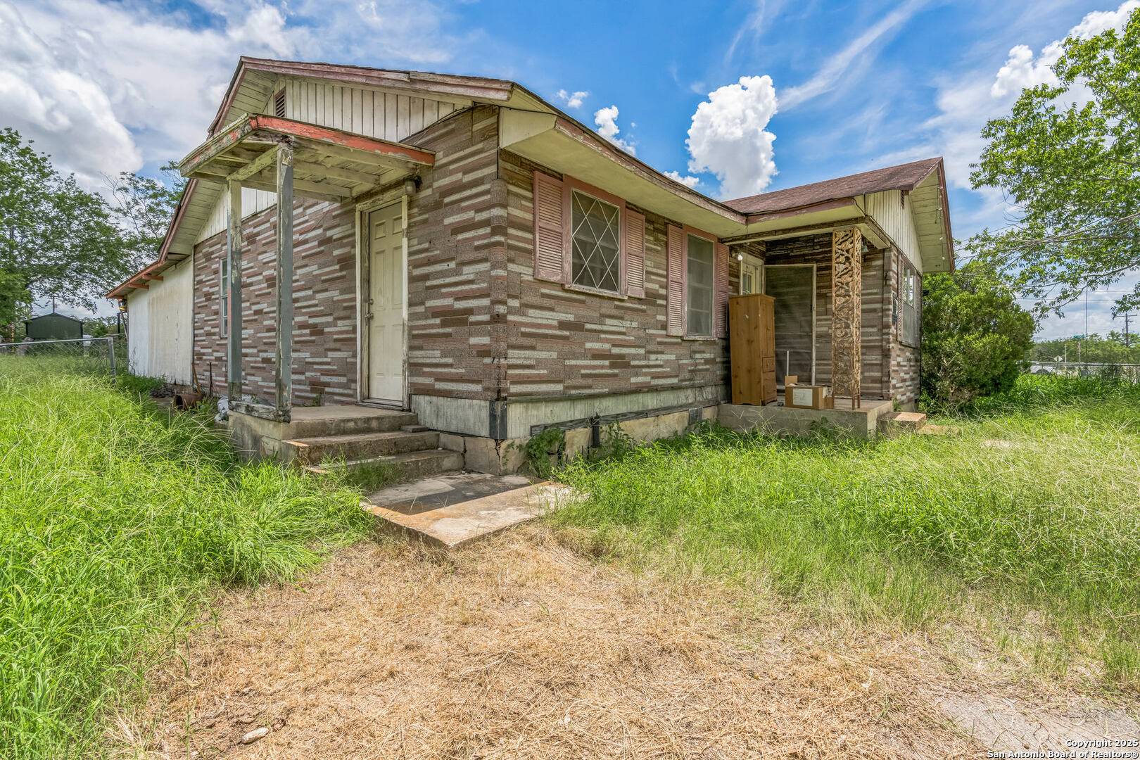 Floresville, TX 78114,1106 Plum