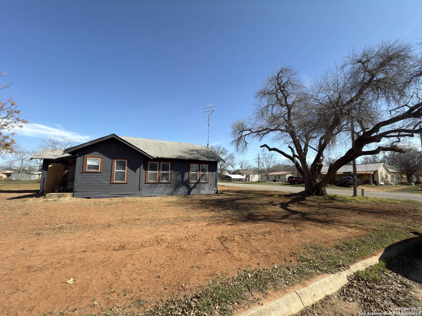 Pearsall, TX 78061,505 rio grande