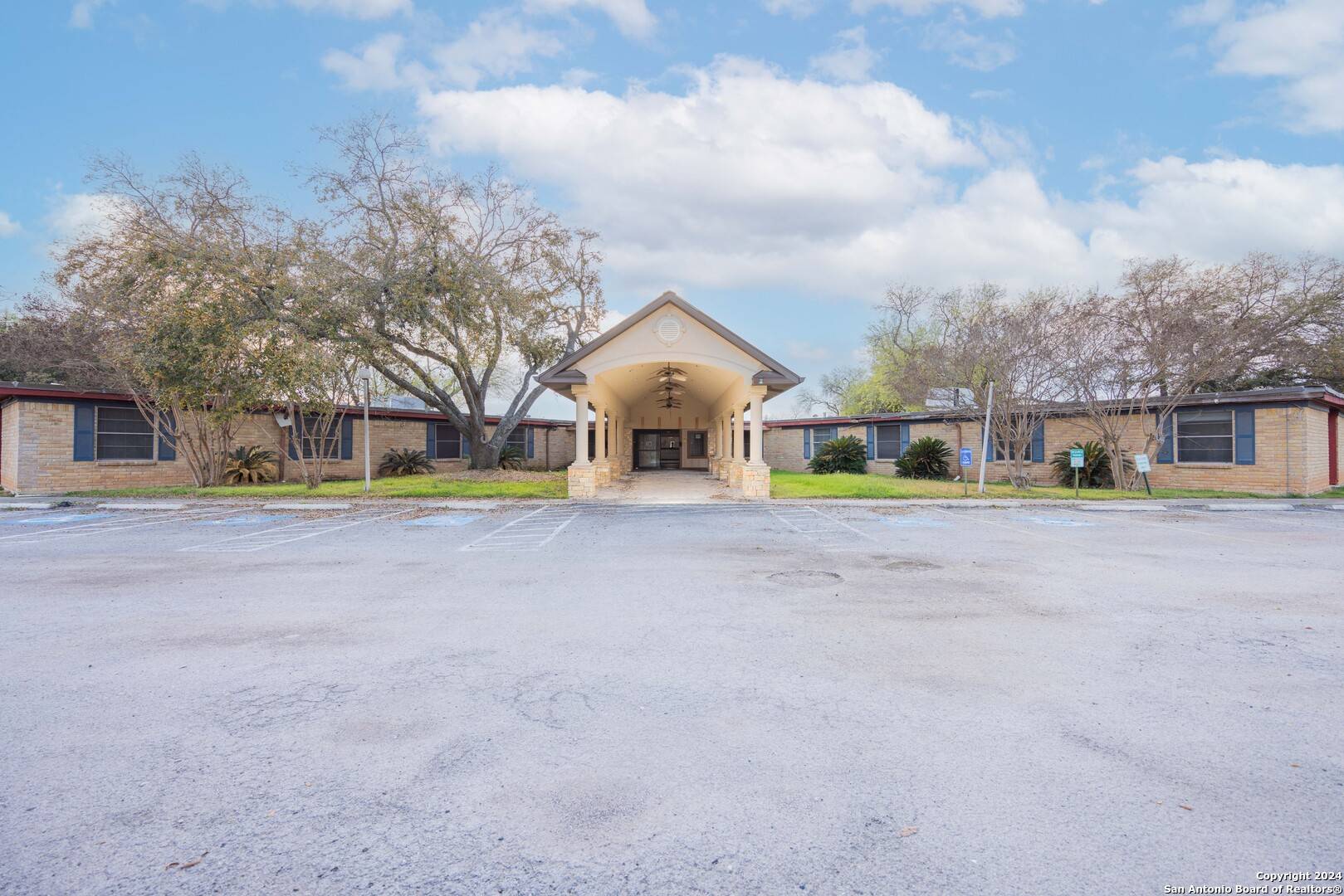 3002 Avenue Q, Hondo, TX 78861-3422