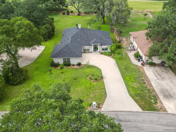 510 Jack Nickolaus, Devine, TX 78016