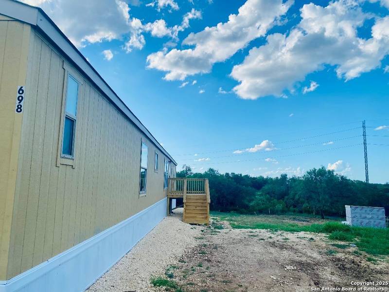 698 Forest Creek, Devine, TX 78016