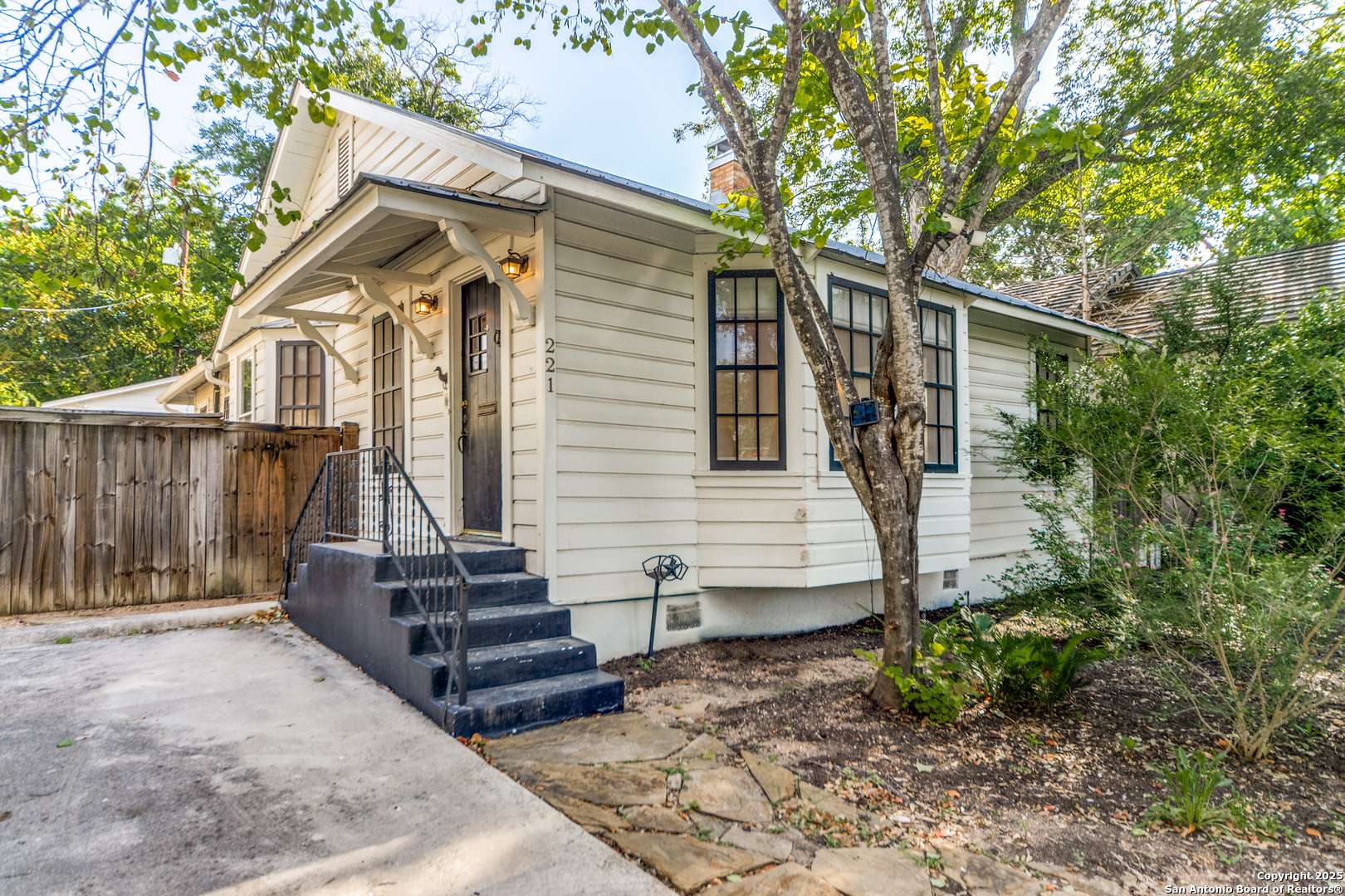Alamo Heights, TX 78209,221 redwood