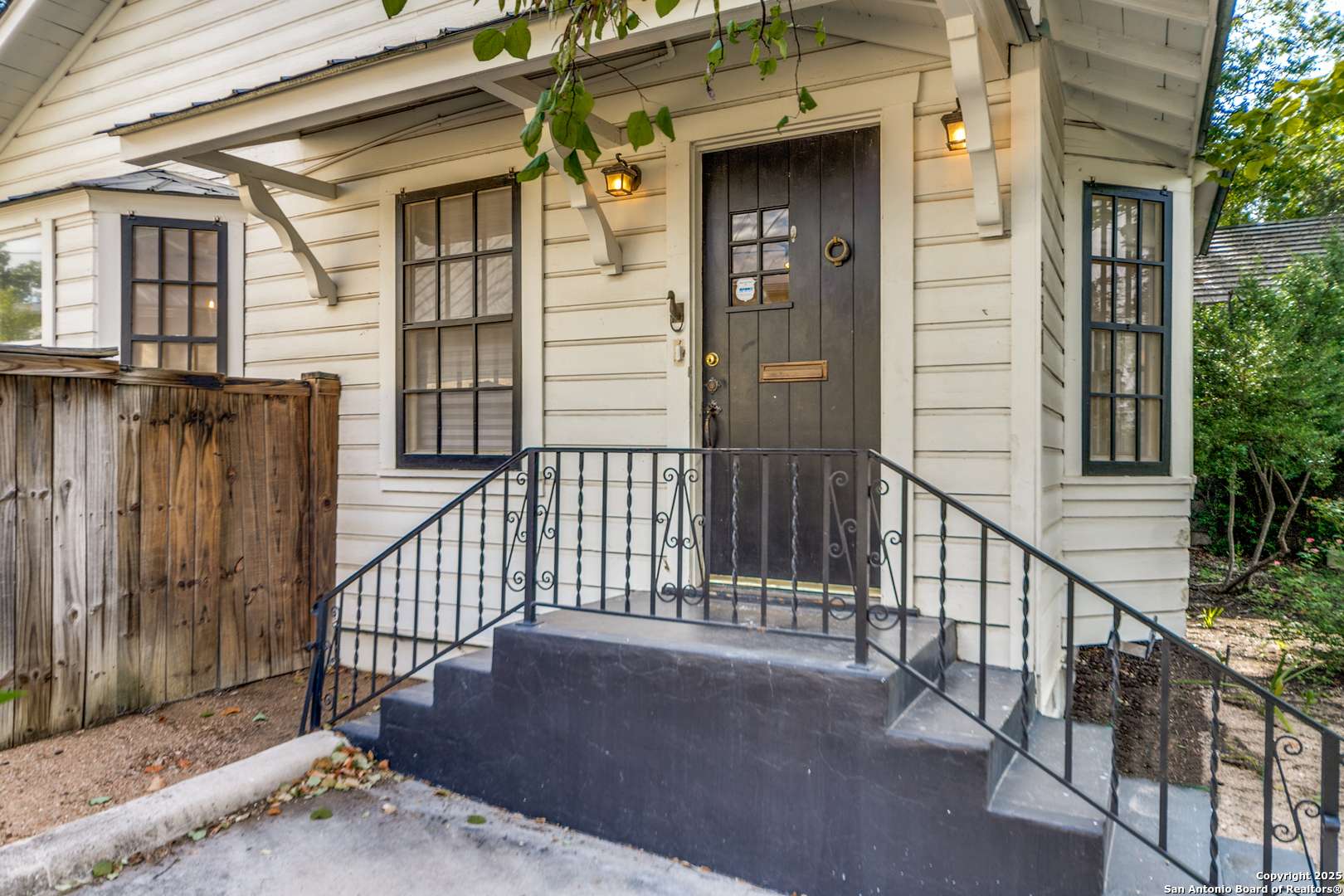 Alamo Heights, TX 78209,221 redwood