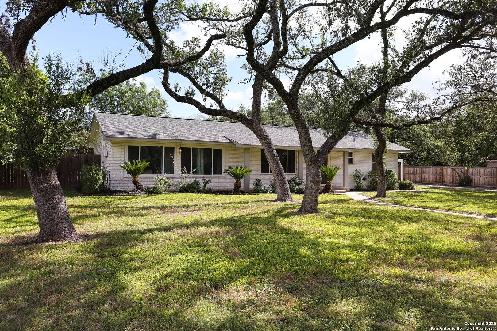 Hollywood Park, TX 78232,371 Donella