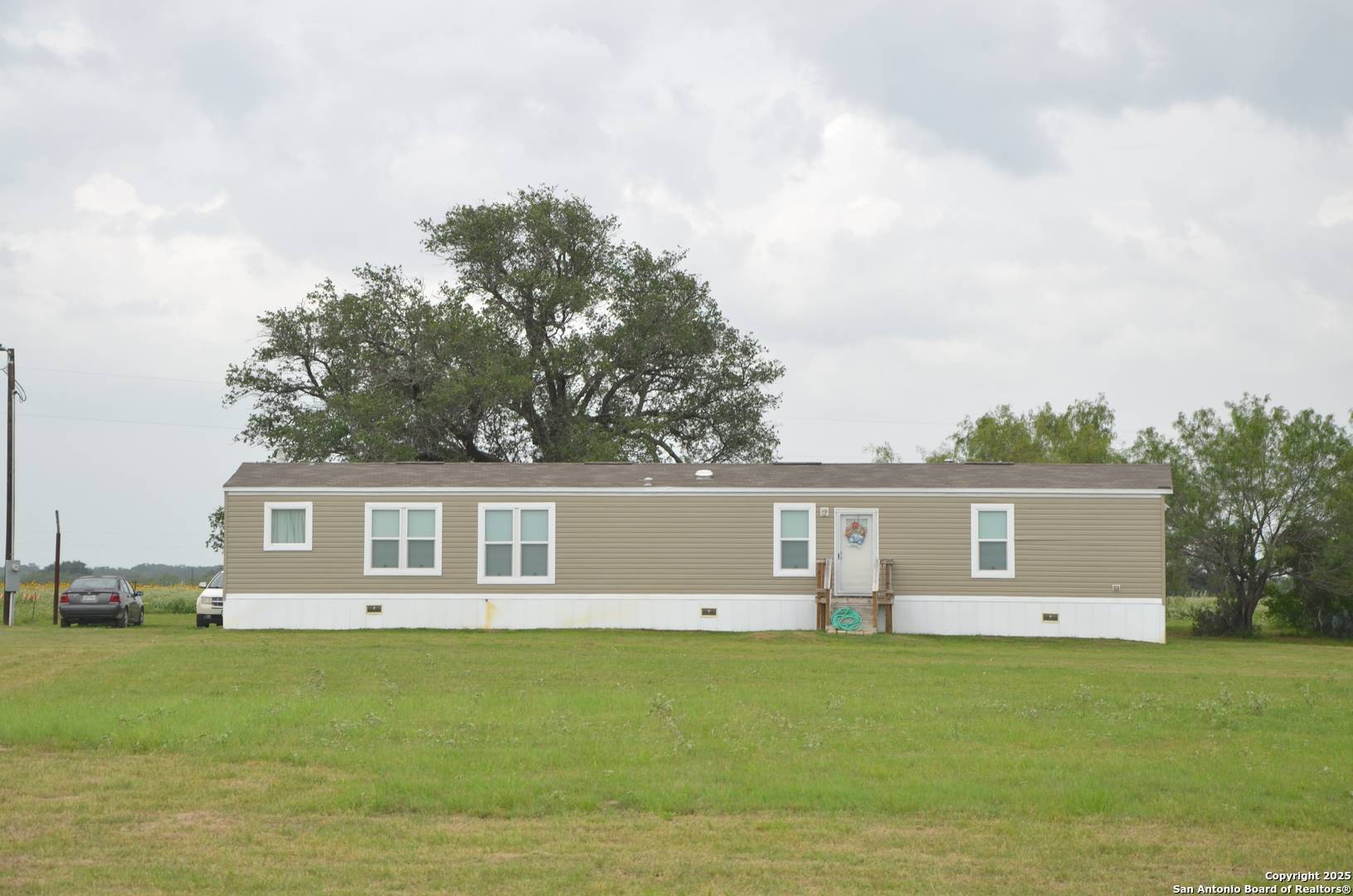 2566 County Road 2615, Devine, TX 78016