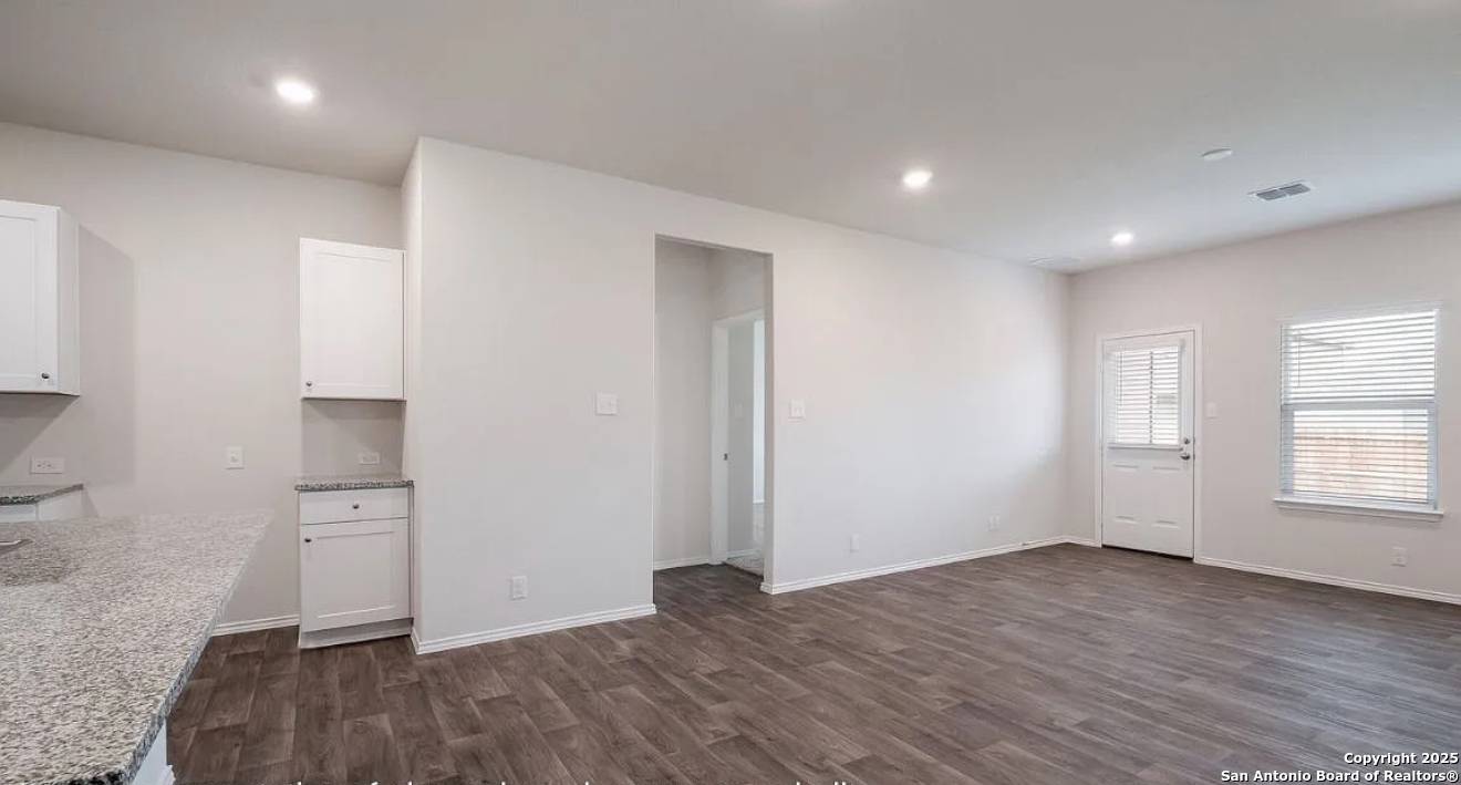 Floresville, TX 78114,149 Middle Green