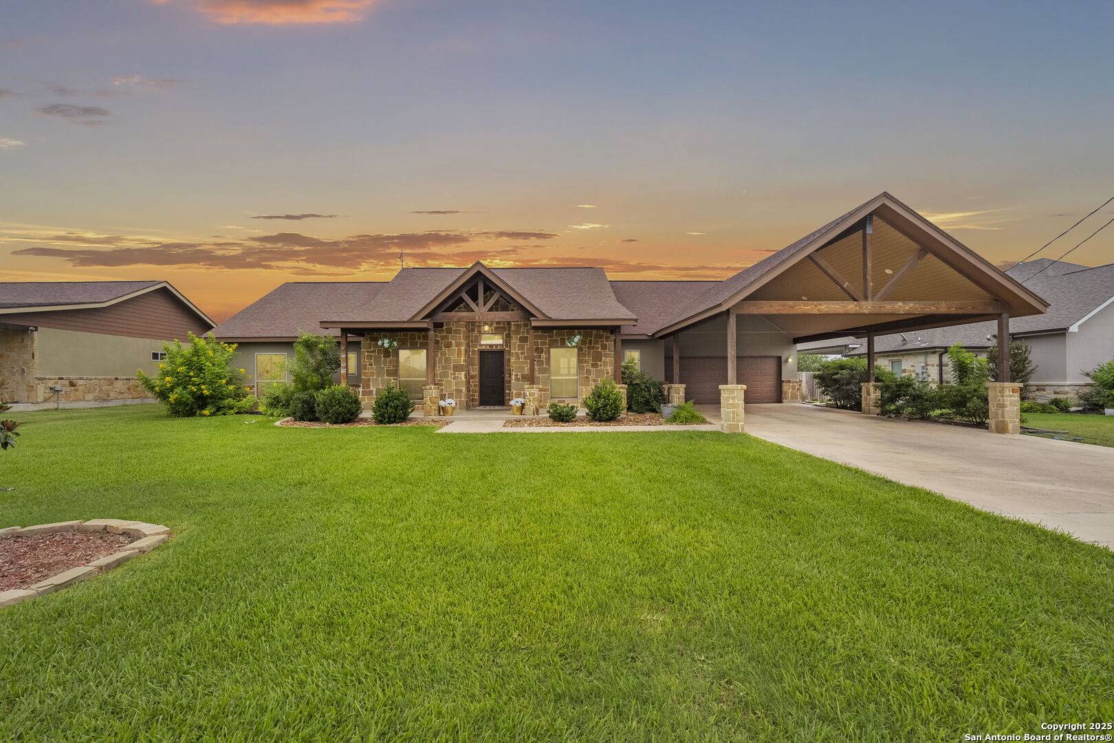 622 Dickson, Poth, TX 78147