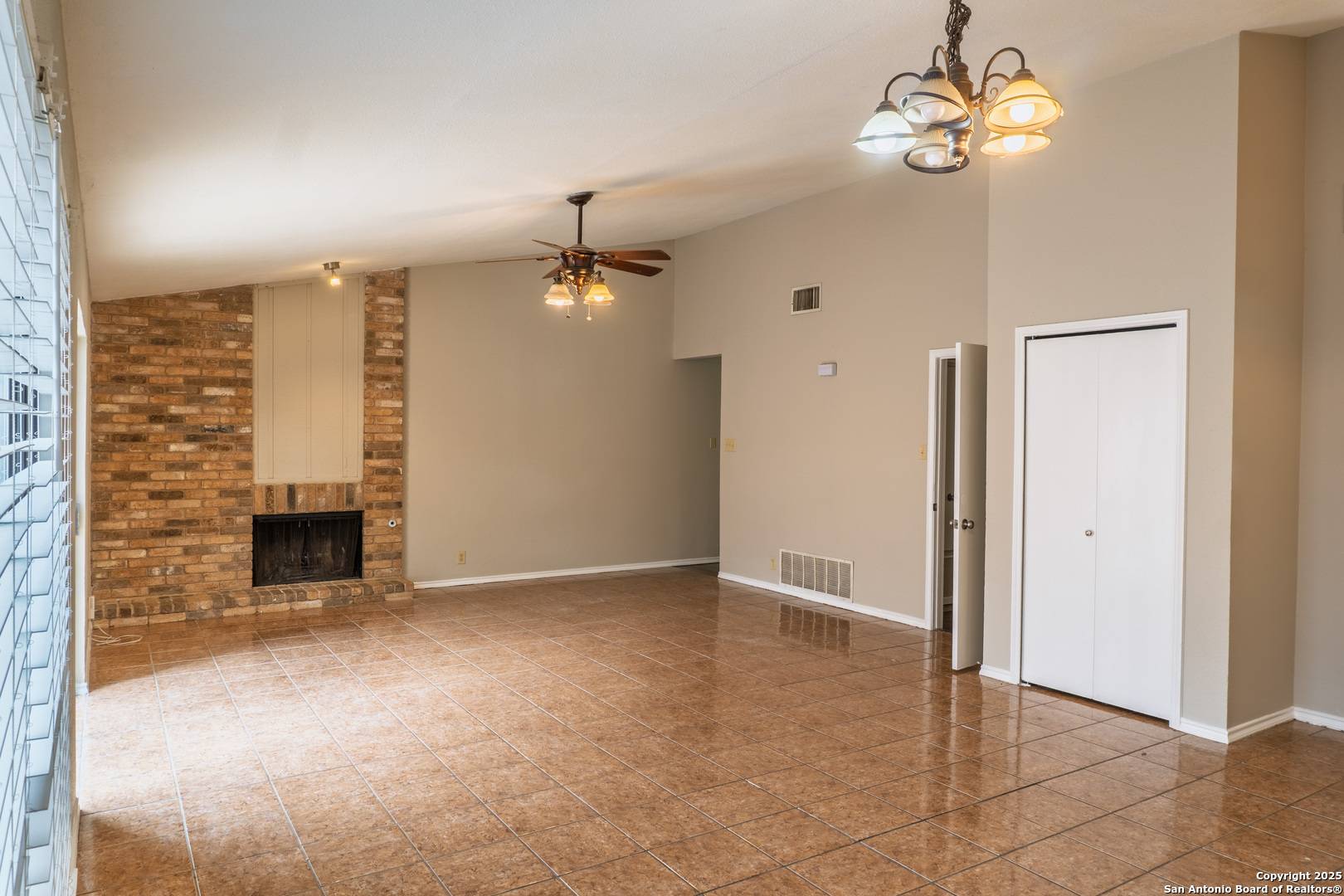San Antonio, TX 78233,13207 Larkwalk St