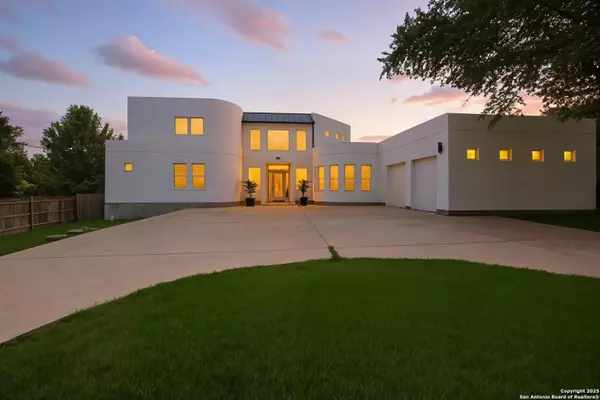 Discover 910 Silent Hollow: A Stunning San Antonio Retreat