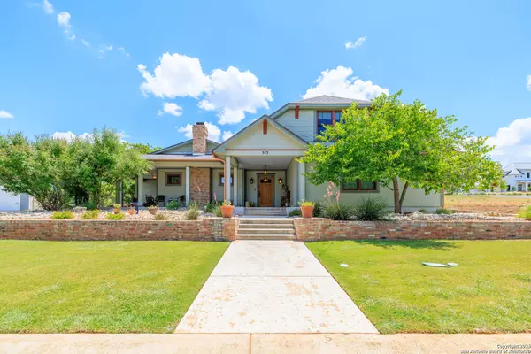 923 Hawthorn Lane, Fredericksburg, TX 78624