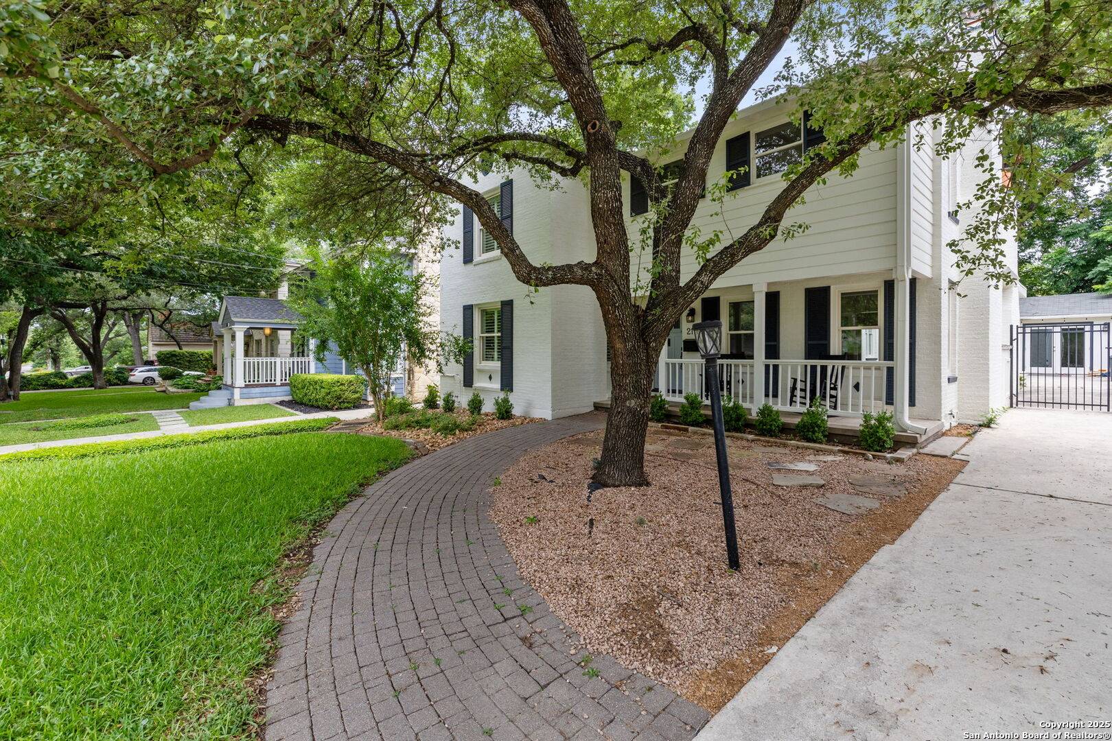 Alamo Heights, TX 78209,211 College